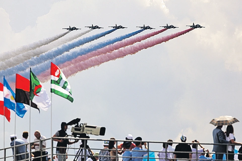 Штурмовики Су-25 окрасили подмосковное небо в цвета российского флага.