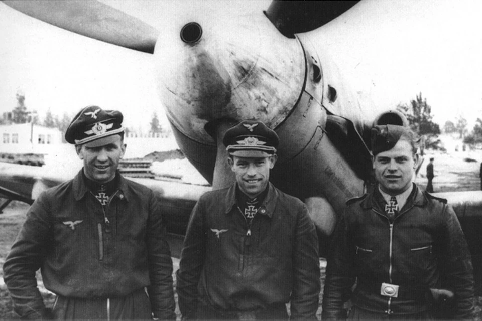 Немецкие асы после налета на Мурманск.
В 1943 году Рудольф Мюллер (справа) попадет в русский плен, а Эрлер (в центре) будет сбит в апреле 1945 г.