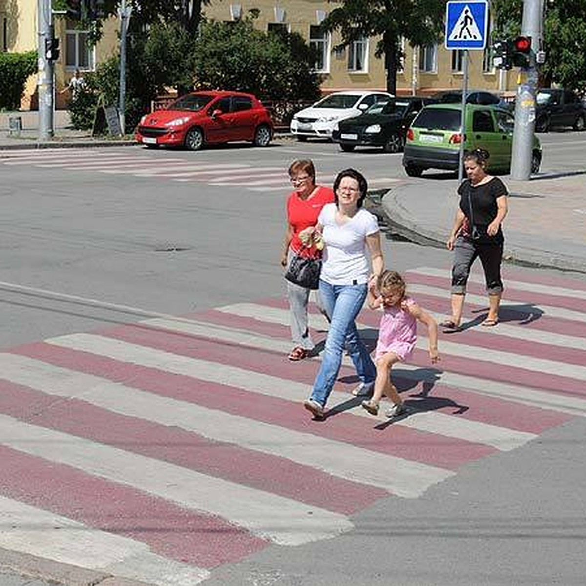 В Волгограде пешеходную «зебру» раскрашивают в яркие цвета - KP.RU