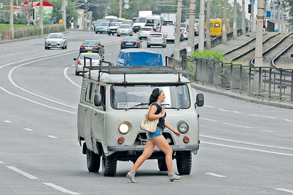 В Москве на дорогах пешеходам приходится лавировать, чтобы не угодить под колеса!