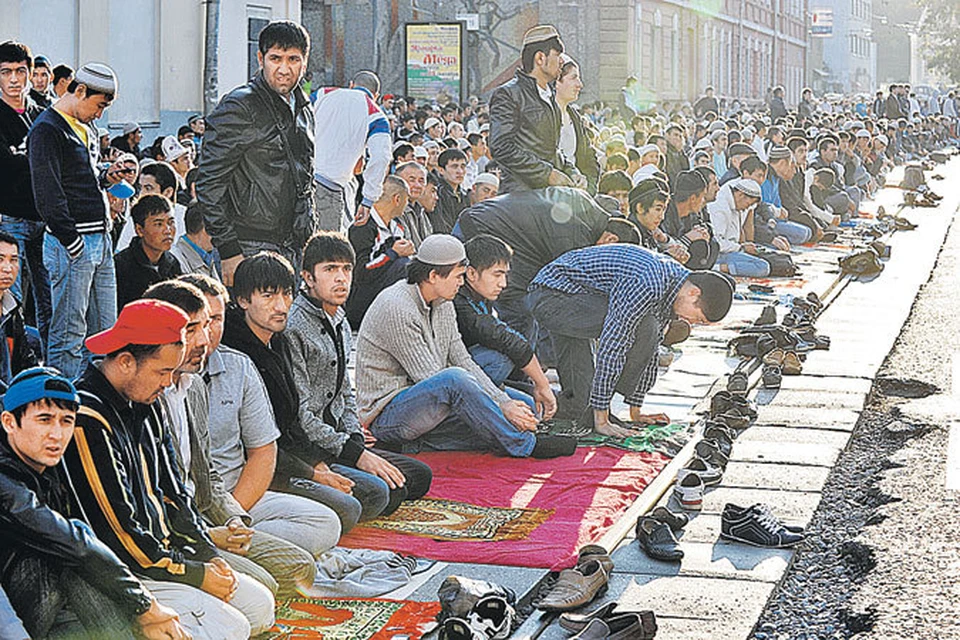 Фото-факт: Вчера один из главных праздников ислама Ураза-байрам отмечали по всей России. У Центральной соборной мечети Москвы собралось около 170 тысяч человек. Храм не смог вместить всех желающих, и многие мусульмане совершали праздничную молитву прямо на улице.