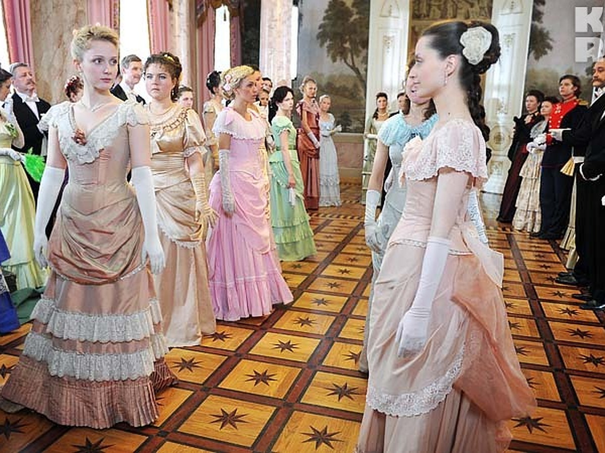 Как одевались на бал. Институт благородных девиц 19 век балы. Платье Наташи ростовой на балу. Платье Наташи ростовой на первом балу.