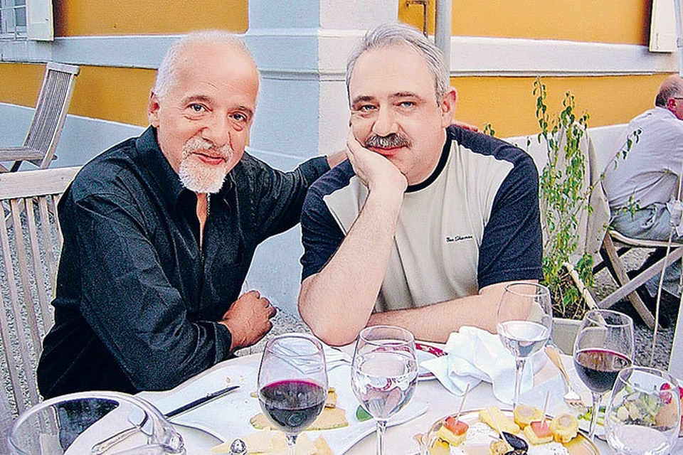 Пауло Коэльо и Дмитрий Воскобойников (справа) - мужская дружба отлично скрепляется бокалом хорошего вина.