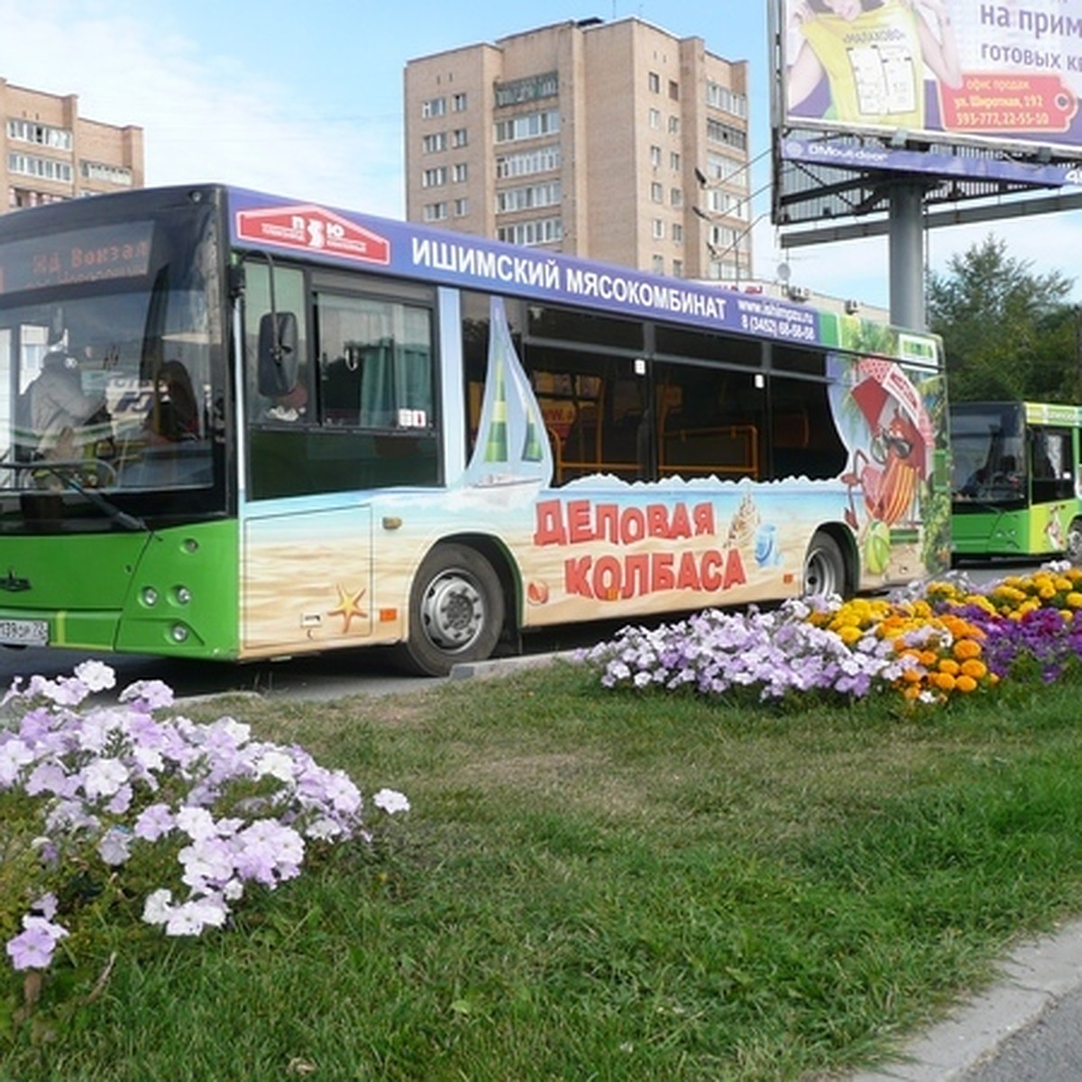 Вкусные автобусы призывают покупать тюменское - KP.RU