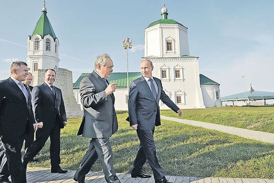 Экскурсию по древним Болгару и Свияжску для Владимира Путина провел экс-президент Татарстана Минтимер Шаймиев. На заднем плане - действующий глава Татарстана Рустам Минниханов и полпред президента в Приволжском федеральном округе Михаил Бабич.