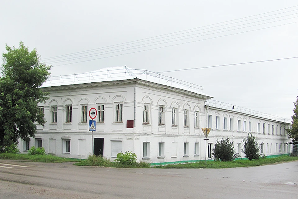 В архитектуре преобладает белый цвет, что придает особую торжественность.