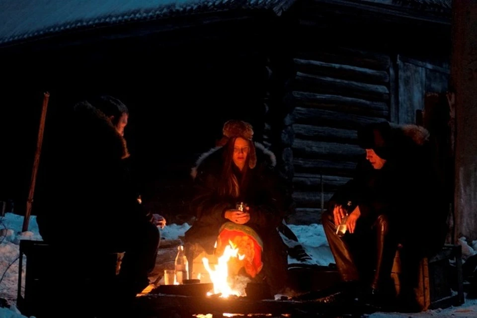 Герои фильма «Я тоже хочу» согреваются водкой в вечную российскую зиму