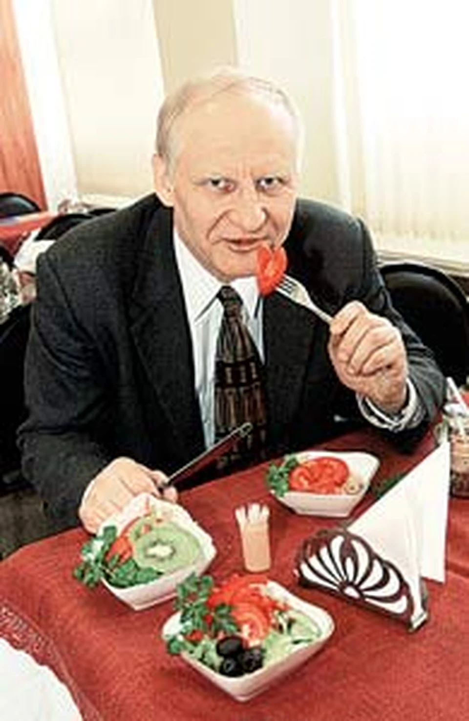 - Нож всегда кладут справа, а «Комсомолку» - рядом!