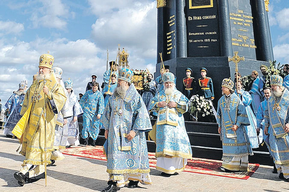 У монумента на месте батареи Раевского Патриарх призвал хранить верность идеалам, за которые можно положить жизнь.