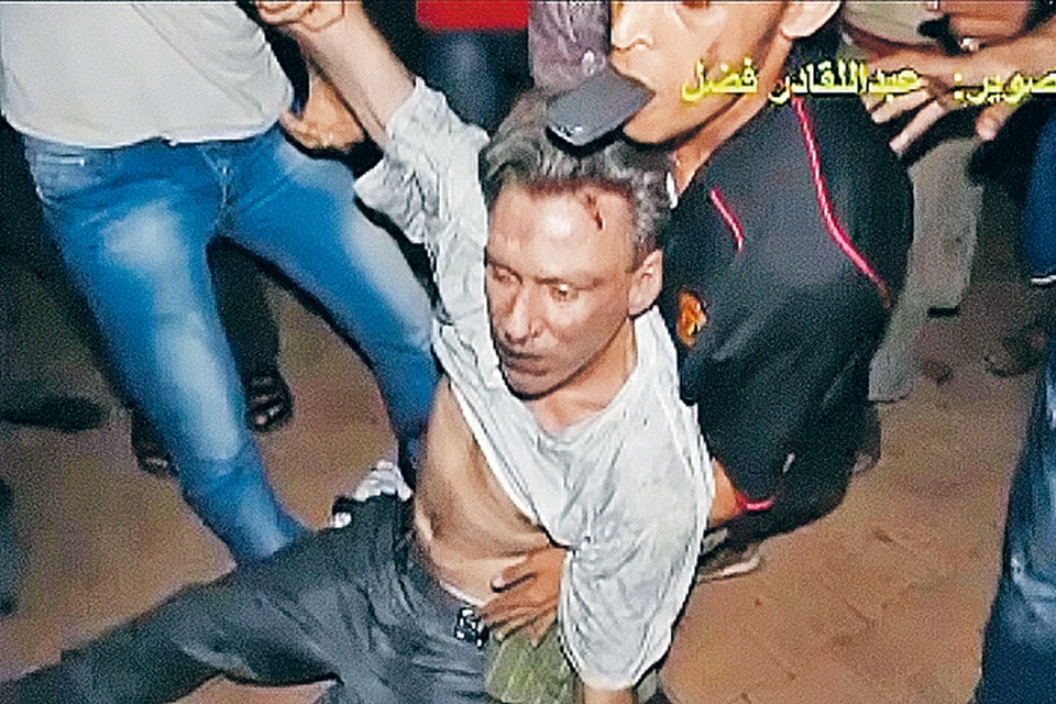 Эту фотографию кто-то из желавших спасти американского посла ливийцев сделал буквально через несколько минут после того, как его бездыханное тело вытащили из горящего здания консульства США в Бенгази...
