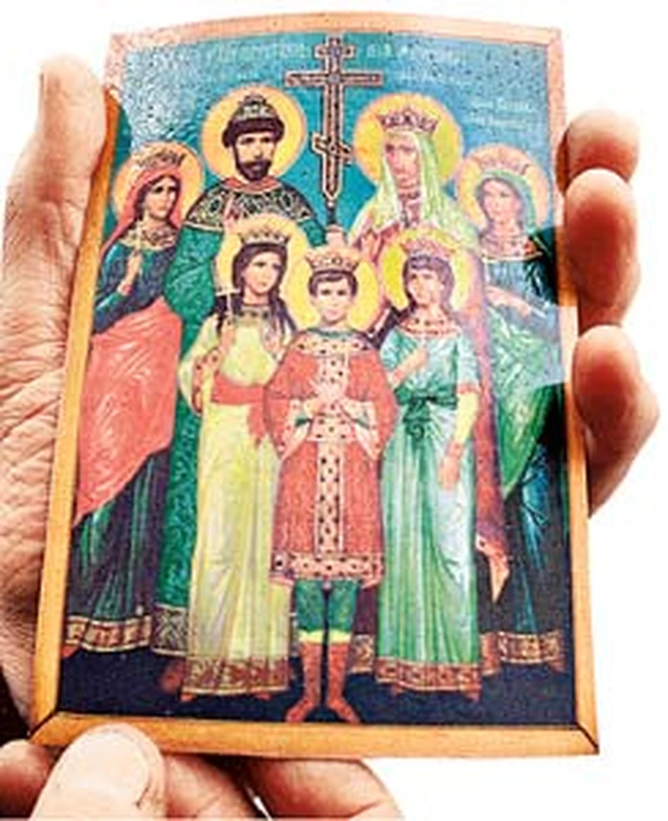 Копия иконы Святых царственных мучеников мироточит до сих пор.