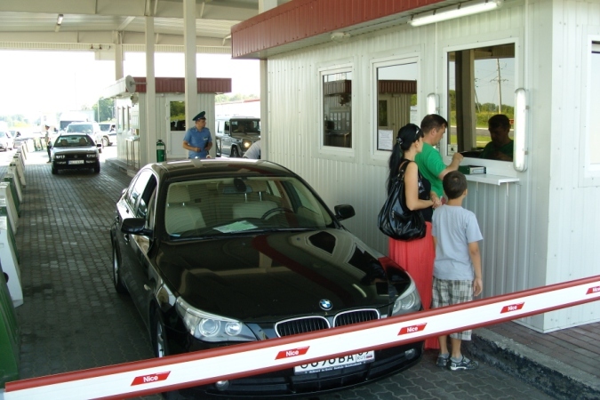 Из-за длительного простоя перед шлагбаумом некоторым приходится даже менять планы на поездку.