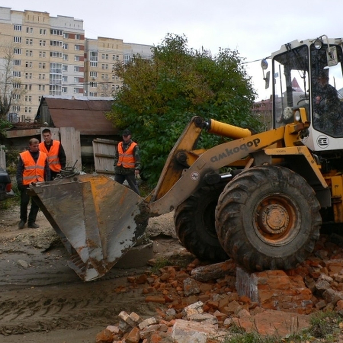 В Сыктывкара начали засыпать «лужу-монстра» на улице Первомайской - KP.RU