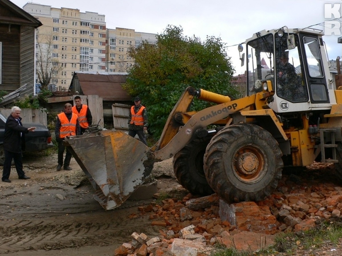 В Сыктывкара начали засыпать «лужу-монстра» на улице Первомайской - KP.RU