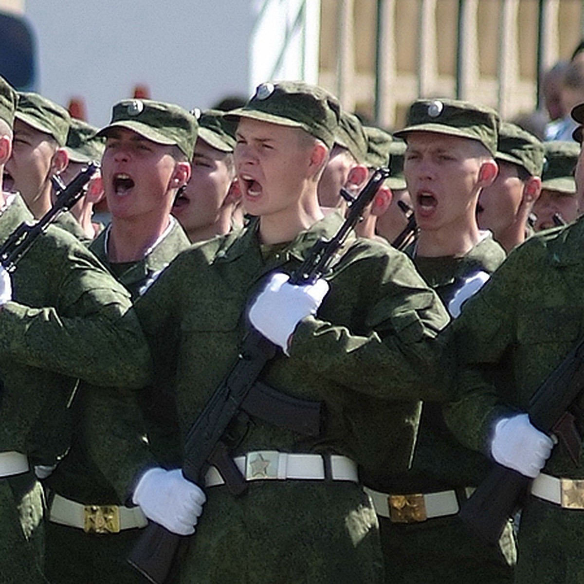 Солдаты поют в строю