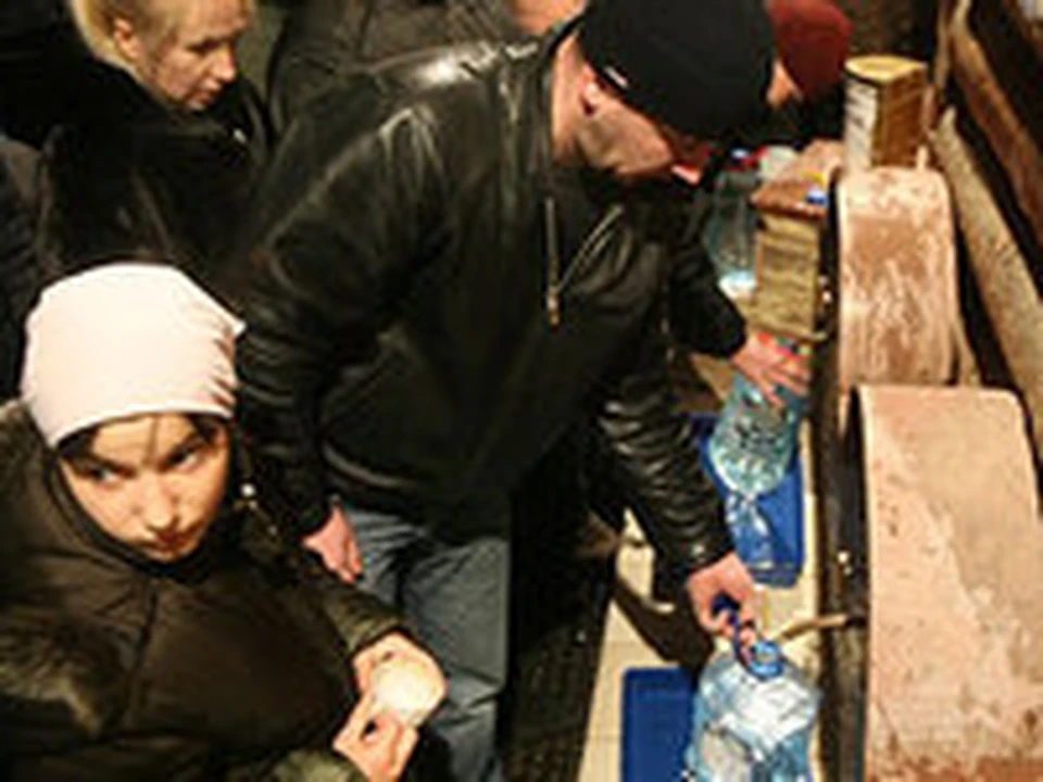 Люди набирают воду Донецк.