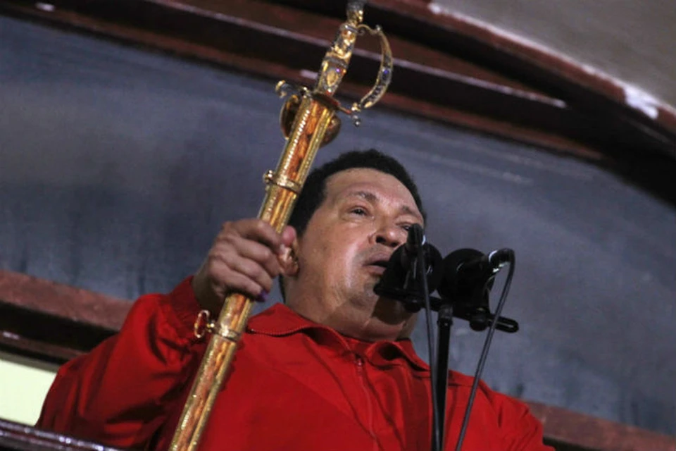 "Революция победила!" - приветствовал своих сторонников триумфатор Уго Чавес с балкона президентского дворца.