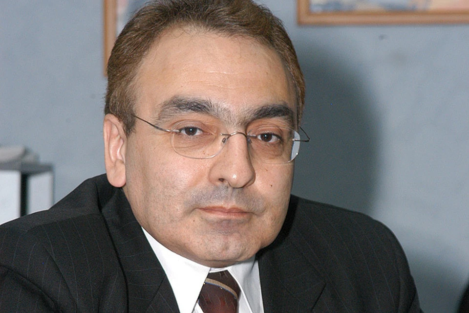 Ашот Папикович Хачатрян, доктор медицинских наук, профессор, академик Российской академии медико-технических наук, академик Нью-Йоркской академии наук и Европейской академии естественных наук, заслуженный изобретатель России, президент Международной академии здоровья.