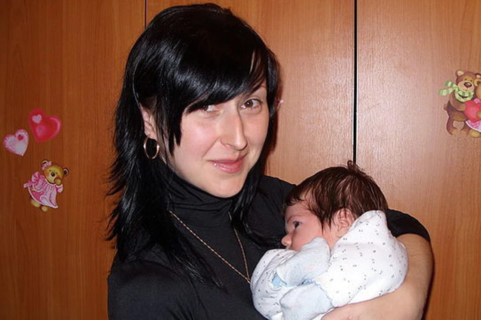 Этот снимок сделан примерно год назад - на нем Ольга с маленькой Викой