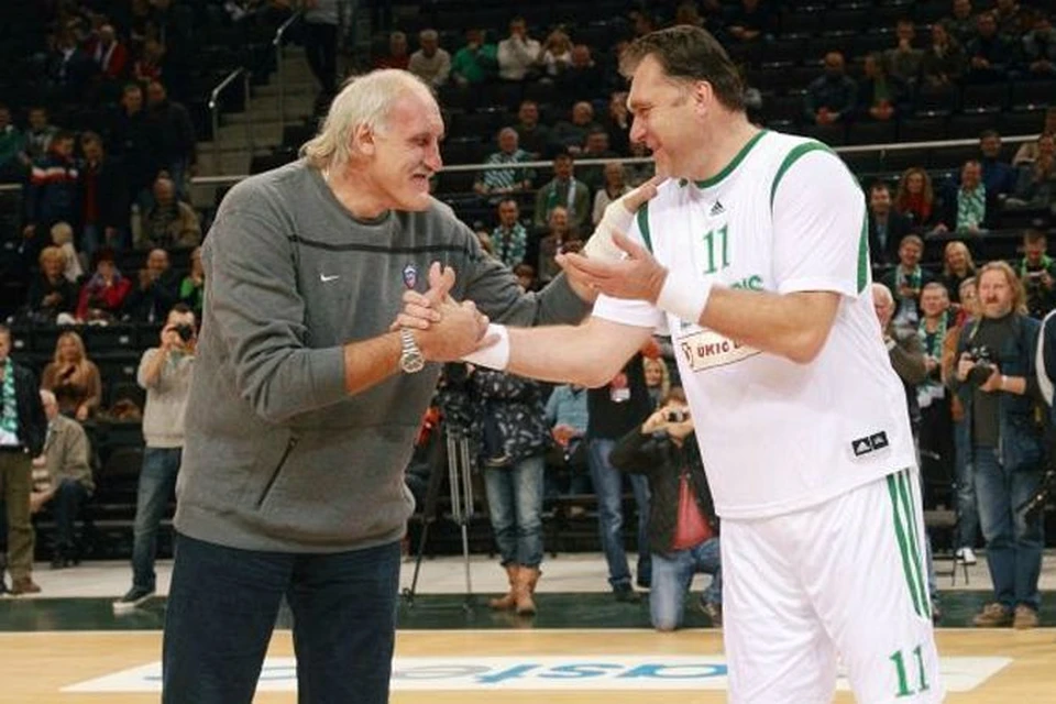Гиганты советского баскетбола Владимир Ткаченко (слева) и Арвидас Сабонис.