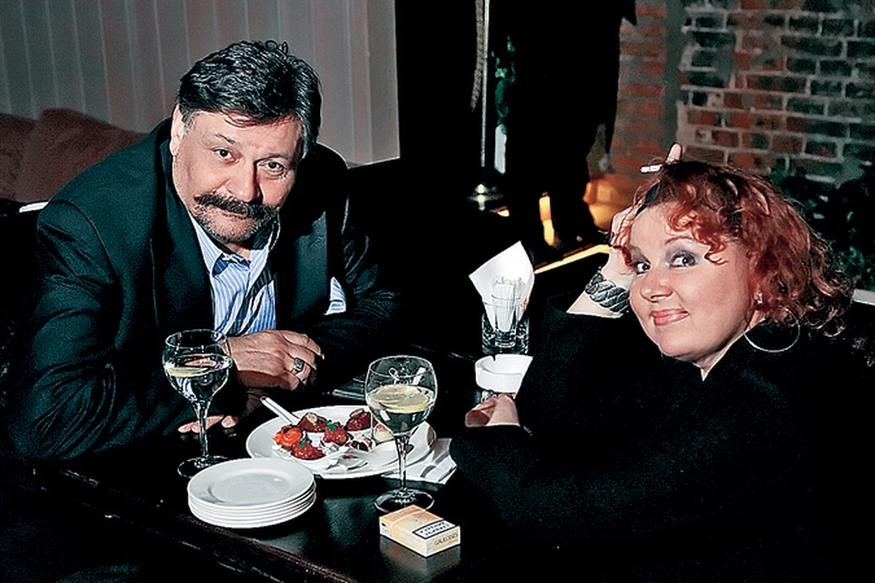 Первую серию «Кухни» Актер смотрел с женой Ольгой Васильевой в одном из столичных ресторанов, где проходила презентация проекта.