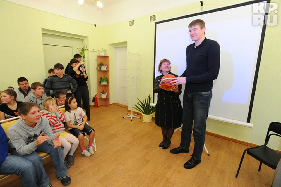 Дети были впечатлены ростом Александра Башминова.