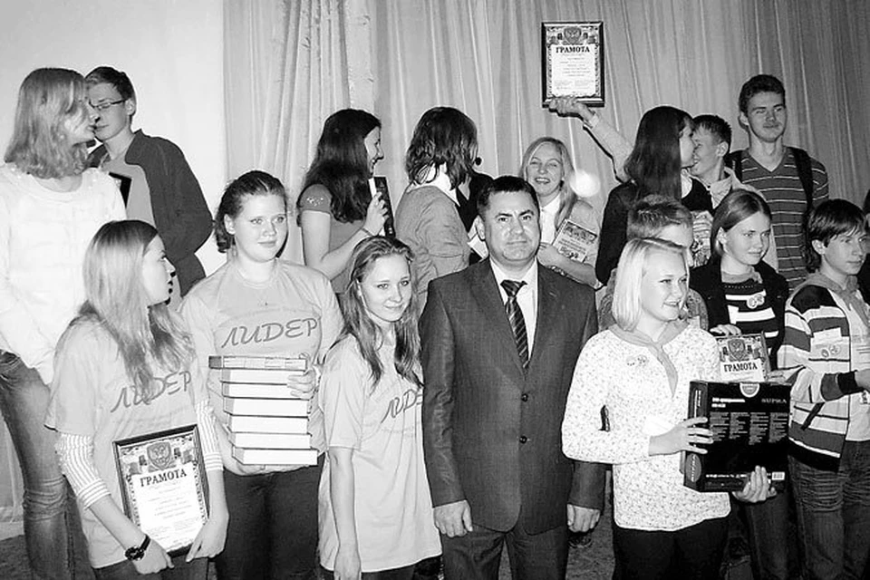 Победители интеллектуального турнира, в центре - Игорь Кострюков, 
представитель филиала «Владимирэнерго».