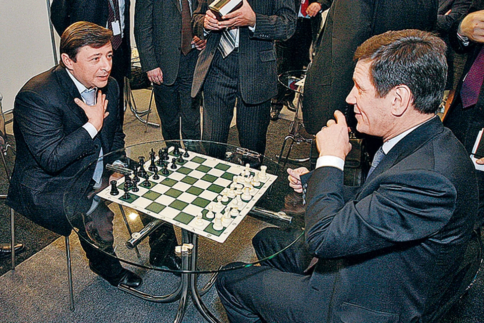Пока ситуация на Северном Кавказе напоминает сложную шахматную партию.
Но правильные ходы Александр Хлопонин (на снимке слева), похоже, уже сделал... А справа - первый вице-спикер Госдумы Александр Жуков.