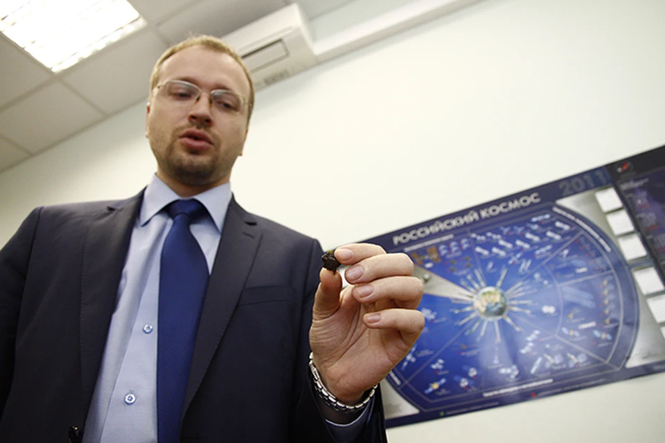 Павел Зеленков демонстрирует кусочек Сихоте-Алиньского метеорита