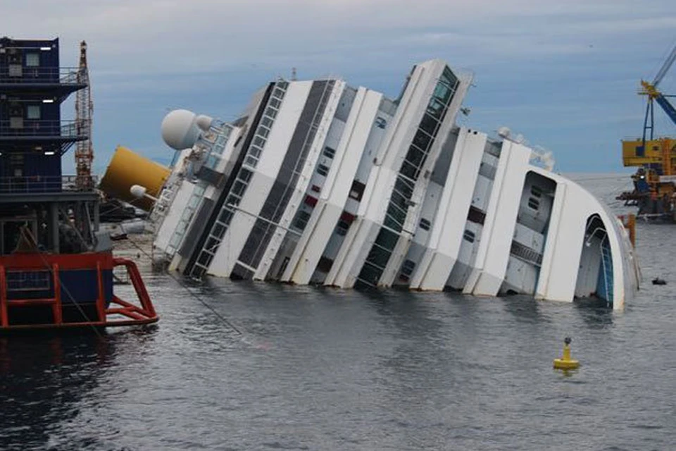 Круизный лайнер Costa Concordia получил пробоину около 30 метров. На борту корабля находилось более 4200 туристов.