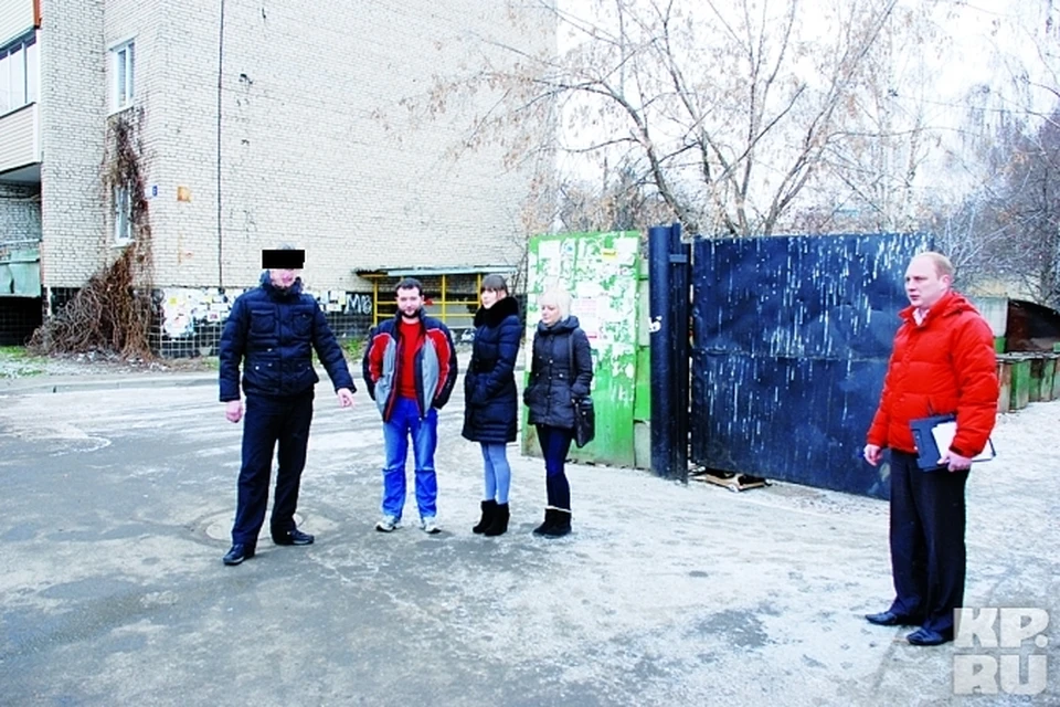 Следователь Александр Страмцов (крайний справа) руководит следственным действием. Задержанный преступник (крайний слева) показывает, где удерживали одного из похищенных цыган.