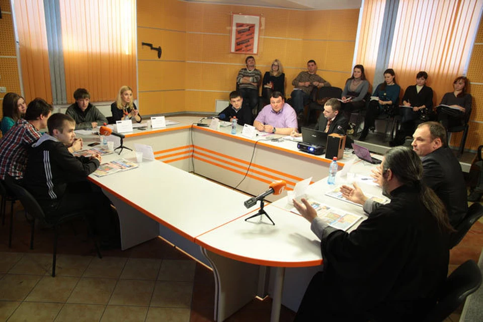 На круглом столе в «Комсомолке» обсудили, законно ли действуют активисты движения «Оккупай-Педофиляй».