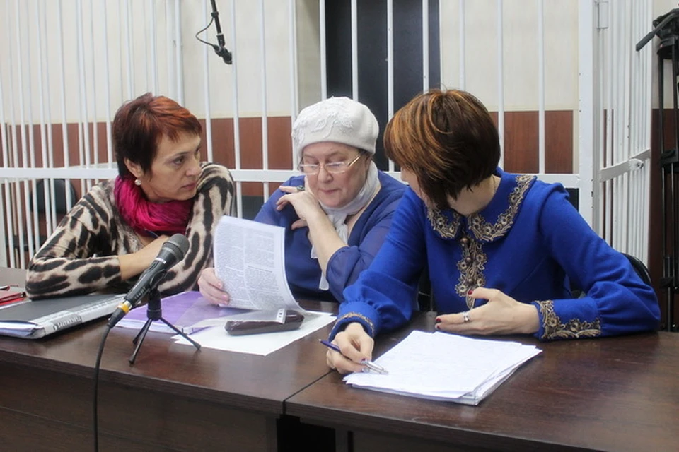 В суде Ирину Глебову (в центре) защищают сразу два адвоката.