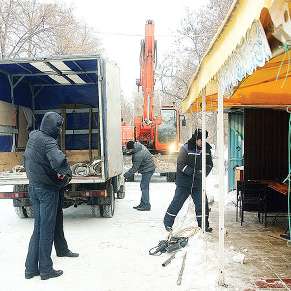 Городские власти убрали с набережной незаконный пристрой - KP.RU