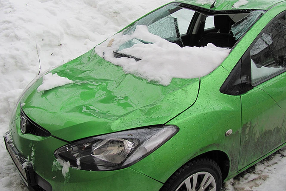 На автомобиль с крыши сошел снег - что делать и кто виноват?