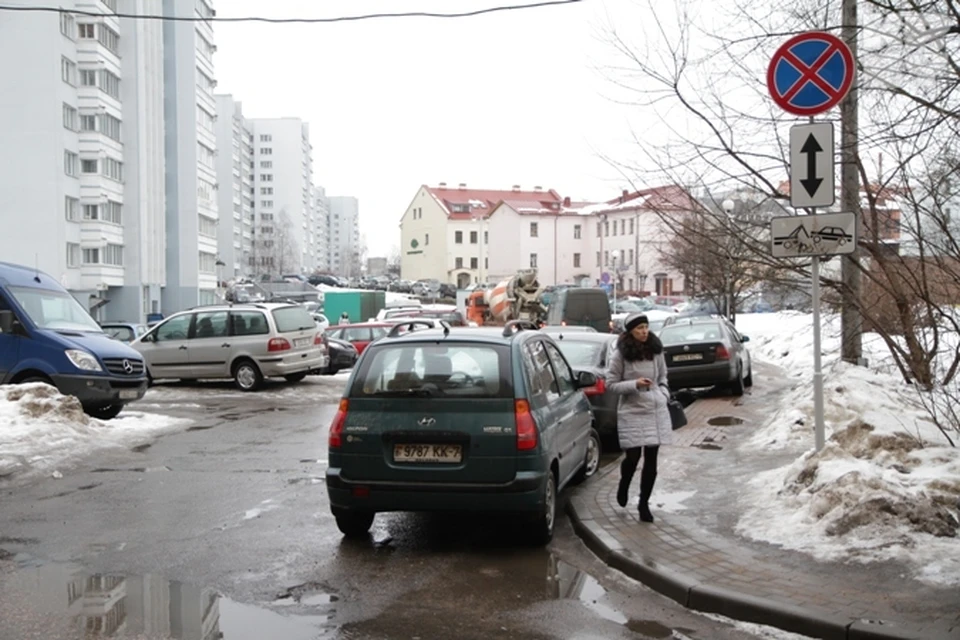 Если не строить новые временные парковки, водители так и будут оставлять свои машины во дворах, к тому же - с нарушениями.