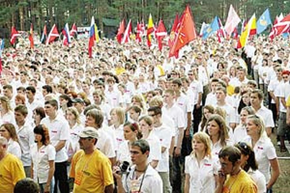 Три тысячи комиссаров и сторонников движения на открытии лагеря.