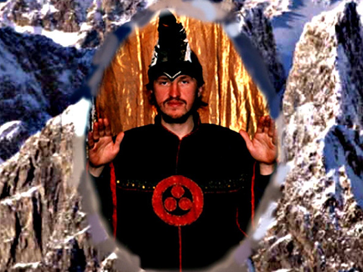 жағажайдағы нудист әйелі