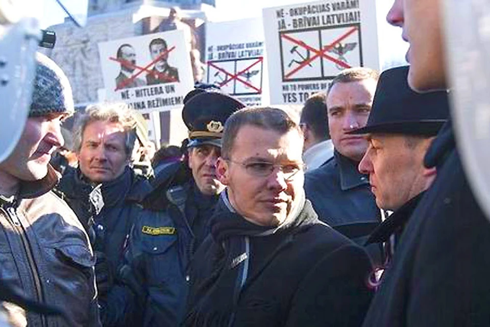 Каждый год 16 марта в Латвии проводится шествие бывших участников латышского легиона Ваффен СС, которые считают этот день своим праздником. Мероприятие вызывает недовольство и возмущение антифашистских организаций во всем мире.