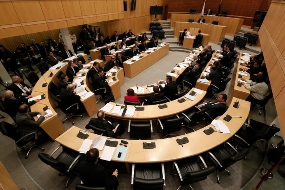 На неожиданном ночном заседании парламента Кипра все-таки приняли чрезвычайное финансовое положение