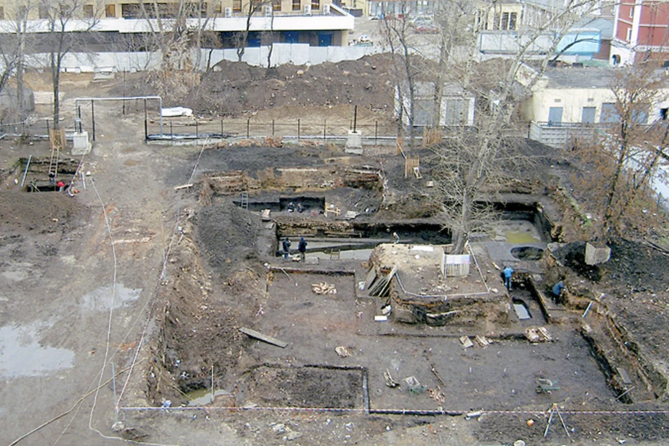 Археологи вскрыли погребные ямы, расположенные вдоль старых дорог столицы