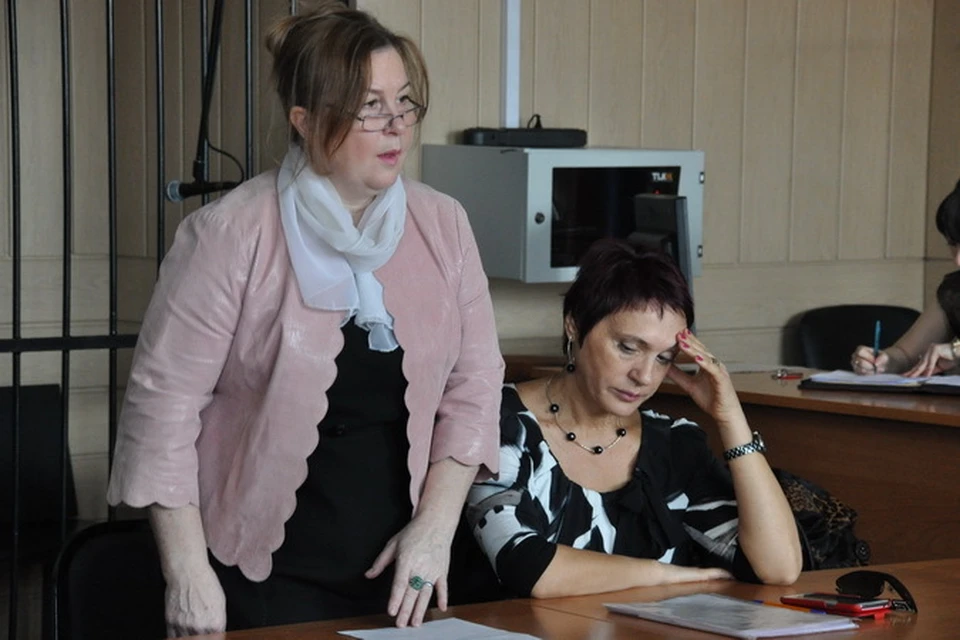 Ирина Глебова (слева) часто советовалась с одним из своих адвокатов, что именно ей говорить на суде.