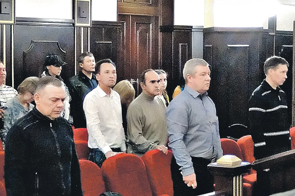 Троих подсудимых (в первом ряду) считали организаторами кровавой банды. Но суд оправдал всех, даже Сергея Сардаева (крайний справа), который во всем признался.