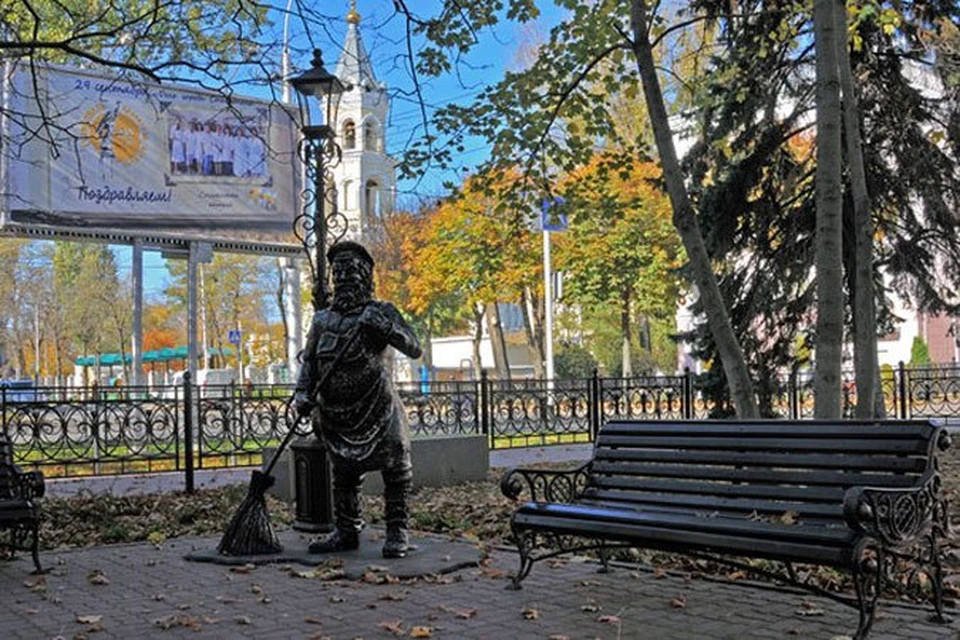 Памятник дворнику в Ставрополе.