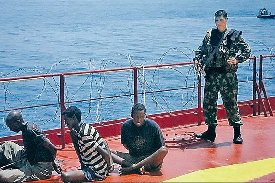 Сомалийские пираты под охраной грозного морпеха Лештаева. Май 2010 года.