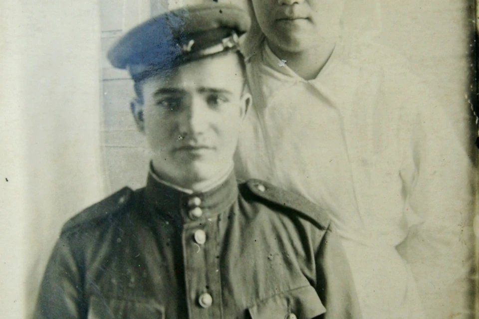 В 1944 году наш герой был тяжело ранен в боях за Тильзит. Этот снимок сделан в госпитале.