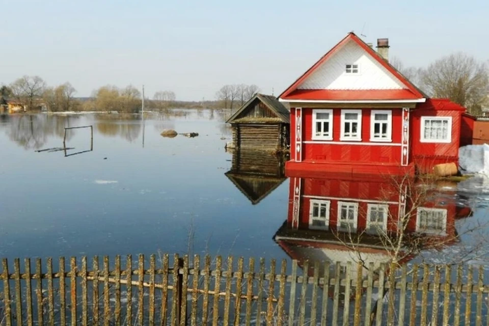 Погода холуй ивановская. Паводок в Лухе Ивановской области. Холуй разлив. Дом Матвеева Лух. Половодье красный дом фото.