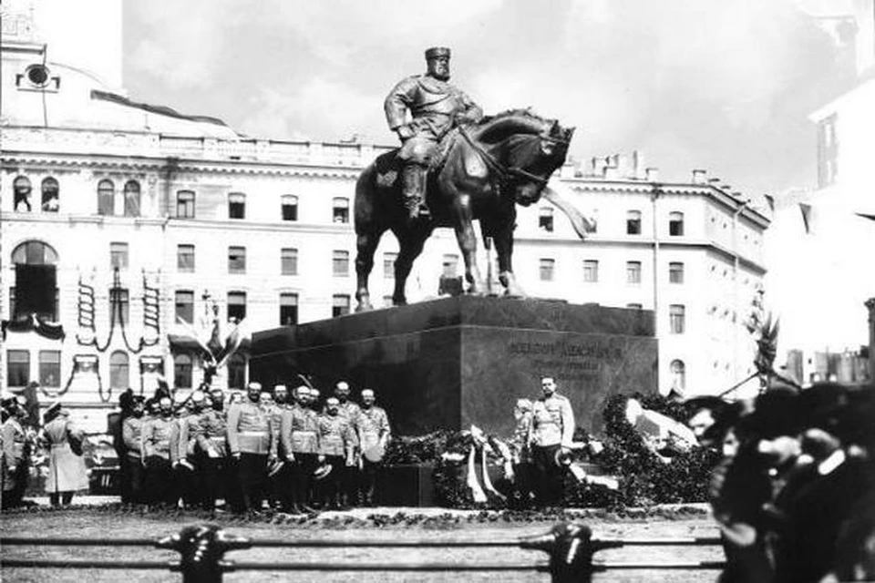 Памятник Александру III установили на площади в 1909 году.