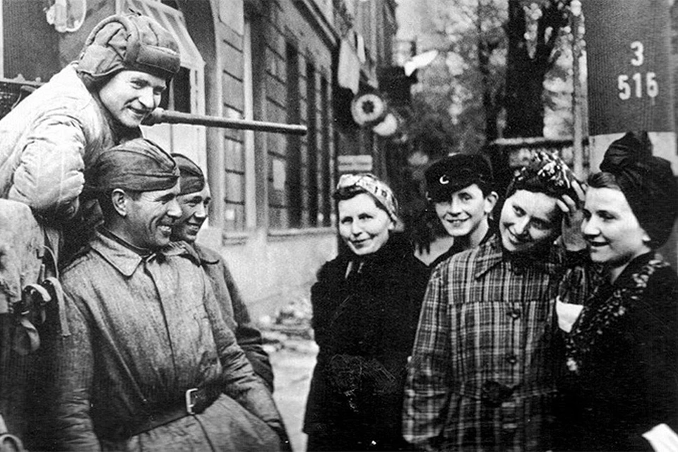 Первый день мира в Берлине. Советские солдаты общаются с мирными жителями.