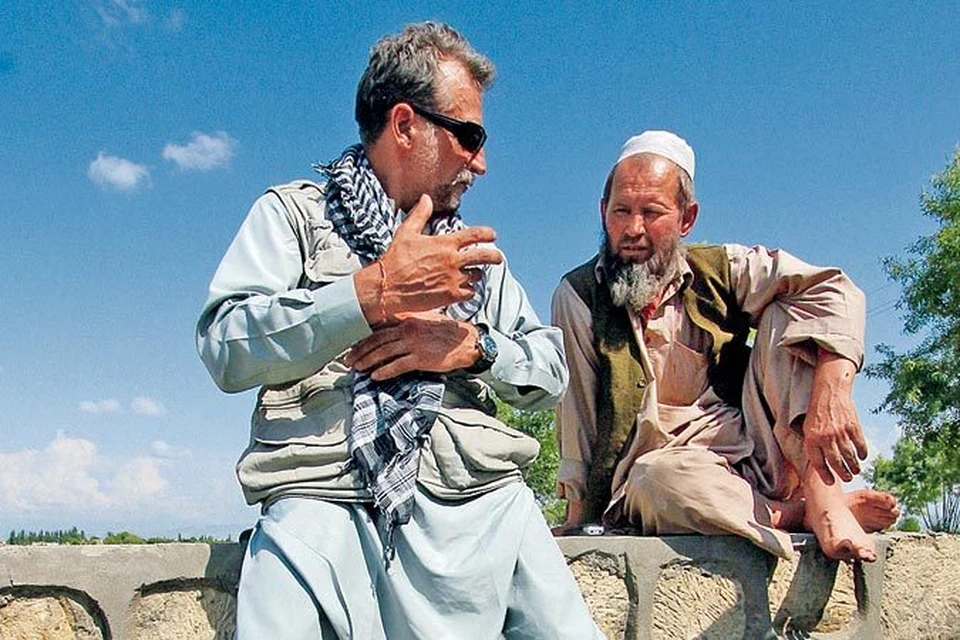- Для себя ты кто: Саша или Ахмад? - спросил десантник Виктор Рыжов (слева). - Саша... - признался афганский мулла.